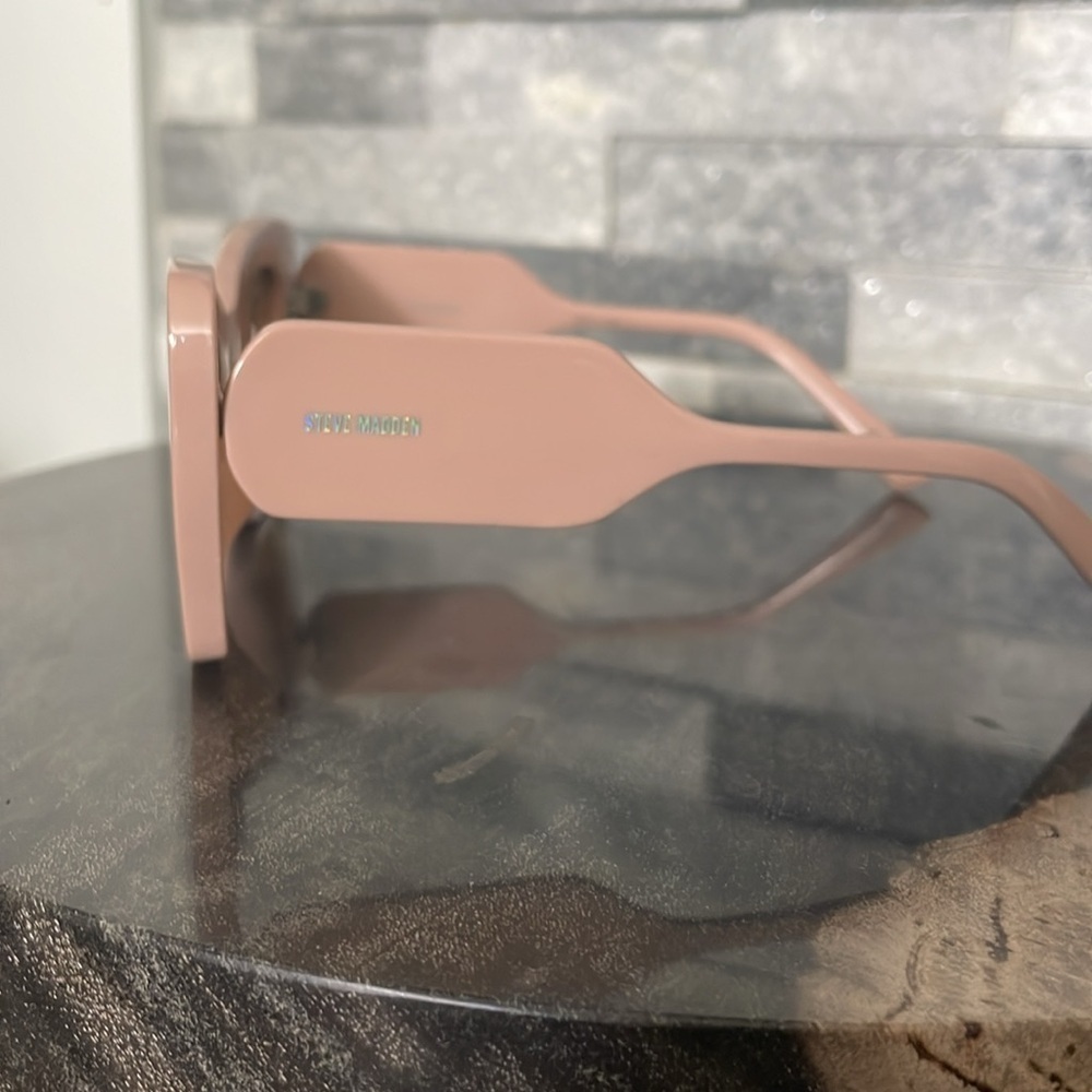 NWOT STEVE MADDEN CAT EYE SUNGLASSES - Picture 2 of 3